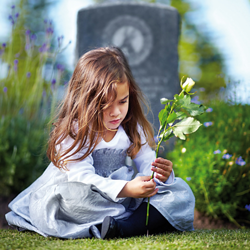 Kinder trauern anders – Kind traurig vor dem Grab